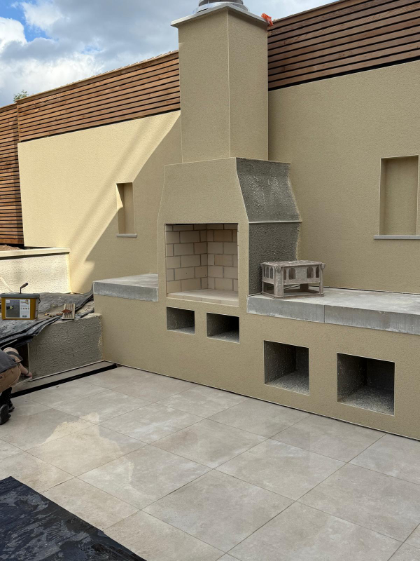 Monocouche render in ivory to garden walls and bbq area at Clapham, London. Rowland & Wyllie Plastering